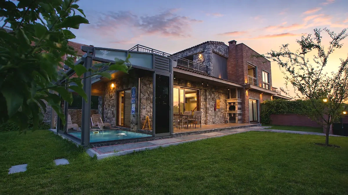 Kartepe Bungalov Villas C Blok özel açılır kapanır ısıtmalı havuzlu müstakil taş villa
