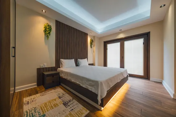 Kartepe balayı villası modern yatak odası görünümü