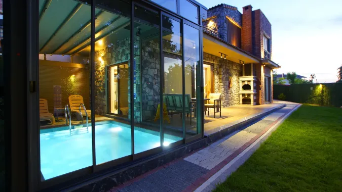 Kartepe bungalov kapalı havuzlu villa gece görünümü