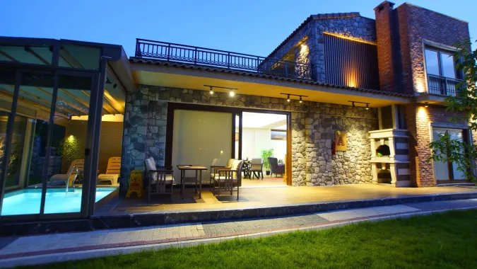 Kartepe özel havuzlu villa dış cephe gece manzarası