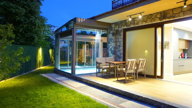 Kartepe özel havuzlu villa veranda konaklama alanı