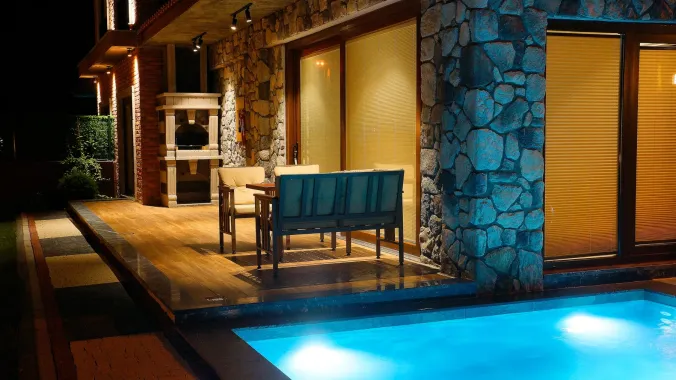 Kartepe özel havuzlu villa veranda ve oturma alanı