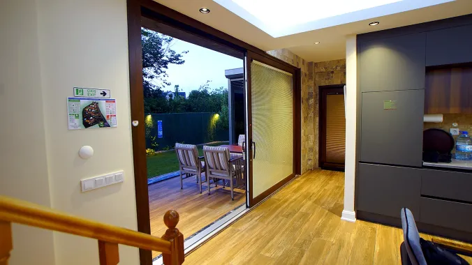 Kartepe bungalov villa iç mekan ve bahçe bağlantılı yaşam alanı