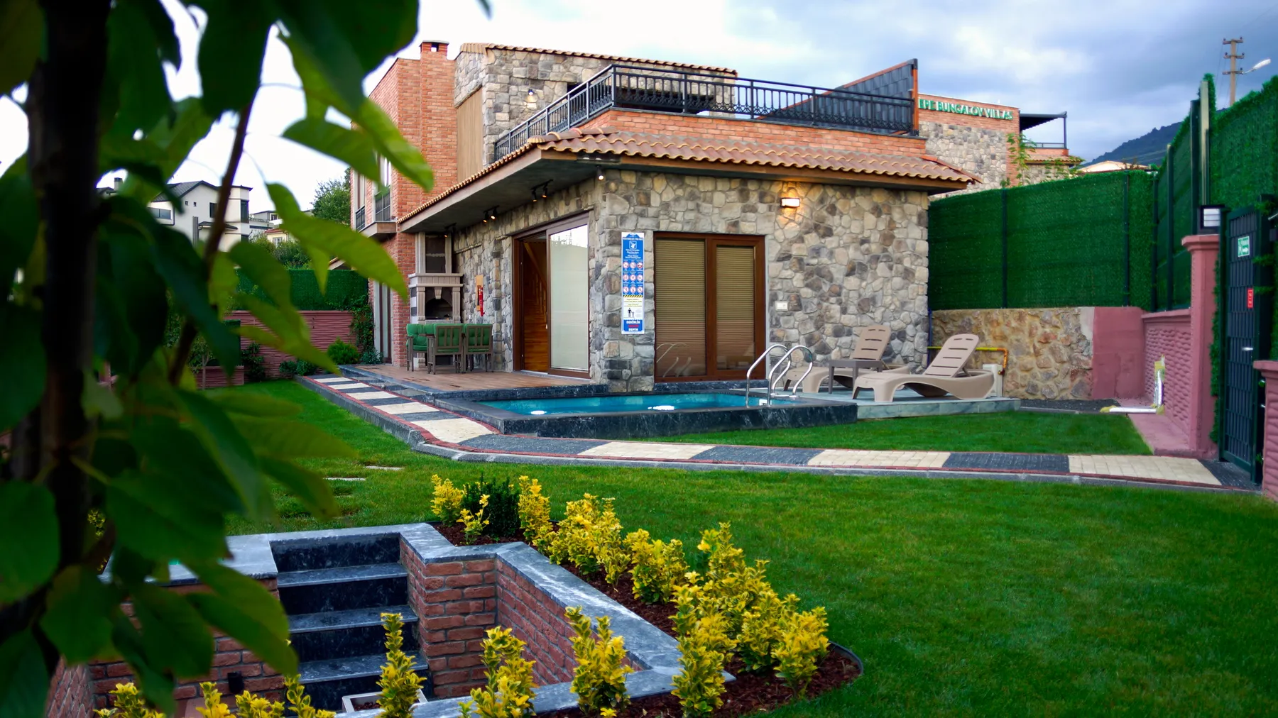 Kartepe bungalov açık ısıtmalı havuzlu villa tatil konaklama deneyimi