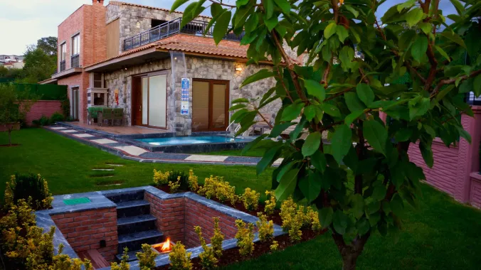 Kartepe villa özel havuzlu veranda konaklama alanı
