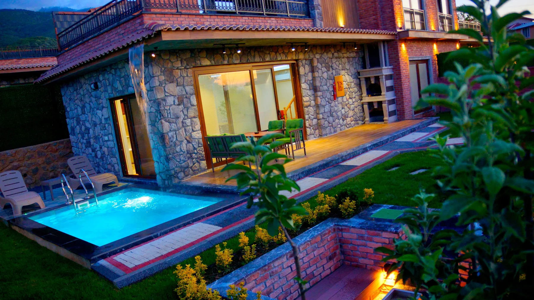 Kartepe bungalov özel havuzlu balayı villası tatil konaklama deneyimi