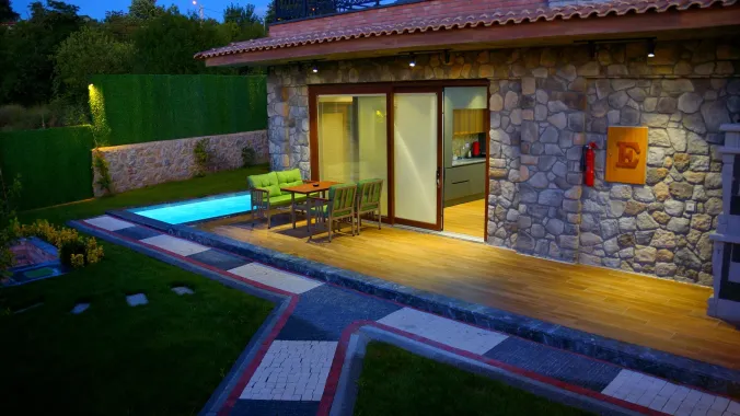 Kartepe ısıtmalı havuzlu villa bahçe tatil deneyimi