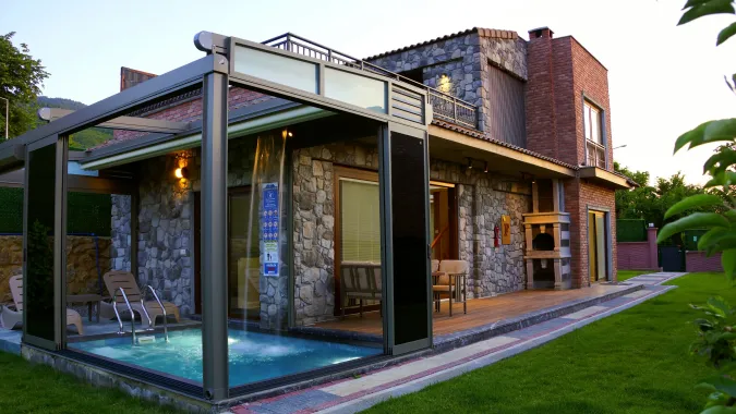 Kartepe bungalov açılır kapanır ısıtmalı havuzlu villa tatil konaklama deneyimi
