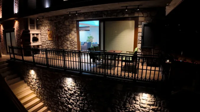 Kartepe bungalov veranda ve gece atmosferine sahip villa
